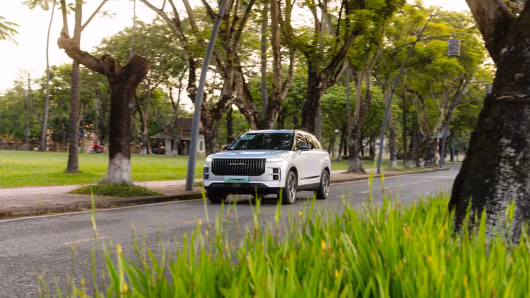 Jaecoo J7 PHEV lan banh 1.500km do day xang, sac day pin-Hinh-4