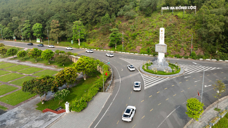 Jaecoo J7 PHEV lan banh 1.500km do day xang, sac day pin
