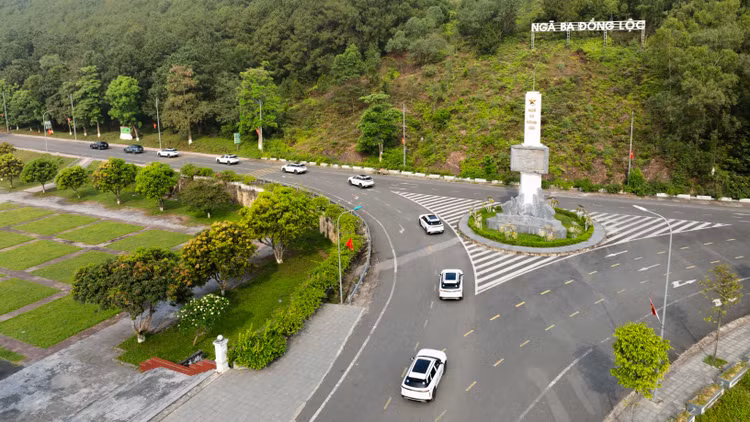 Jaecoo J7 PHEV lan banh 1.500km do day xang, sac day pin