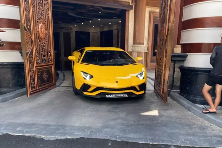 Garage oto tram ty cua dai gia Hoang Kim Khanh “sach bong” sieu xe-Hinh-4