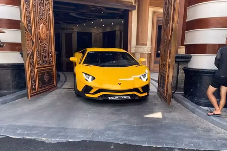 Garage oto tram ty cua dai gia Hoang Kim Khanh “sach bong” sieu xe-Hinh-4