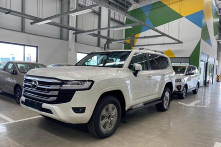 Toyota Land Cruiser 300 2025 tu 899 trieu dong dang 