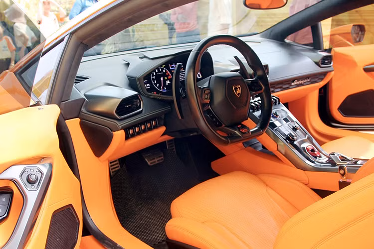 "Đại gia đồng nát" xứ Nghệ bán Lamboghini Huracan lỗ nhiều tỷ đồng - Hình 8 Nội thất của chiếc Lamboghini Huracan LP610-4 này còn mới do chủ cũ đã bọc lại toàn bộ khoang lái bằng tông màu cam chủ đạo. Các nút bấm vật lý hay chi tiết bằng nhựa vẫn giữ được độ mới. Xe không có các tùy chọn ốp trang trí làm từ chất liệu carbon.