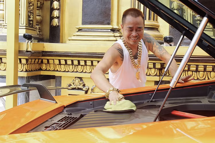 "Đại gia đồng nát" xứ Nghệ bán Lamboghini Huracan lỗ nhiều tỷ đồng - Hình 5 Cũng theo người bán cho biết, siêu xe này từng qua tay nhiều chủ nhân trước khi được đại gia Nghệ An mua lại, một trong số đó có đại gia lan đột biến ở TP.HCM. Ở thời điểm mua mới, chủ xe phải bỏ ra khoảng 18 tỷ đồng để sở hữu chiếc Huracan LP610-4. Như vậy, sau gần 10 năm sử dụng, giá trị xe đã giảm tới 50%.