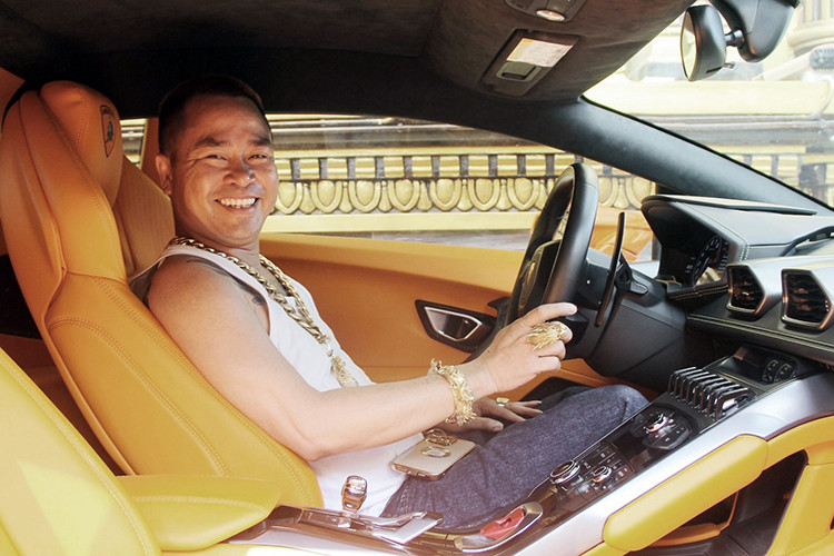 Về nguyên bản, chiếc Lamborghini Huracan LP610-4 trong bài hữu màu sơn ngoại thất cam nổi bật. Khu vực thân và đầu xe được dán chữ decal tạo điểm nhấn. Xe được trang bị bộ lazang 5 chấu sơn màu đỏ cá tính.