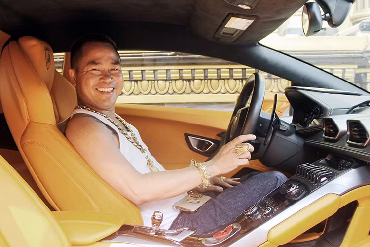 "Đại gia đồng nát" xứ Nghệ bán Lamboghini Huracan lỗ nhiều tỷ đồng - Hình 6 Về nguyên bản, chiếc Lamborghini Huracan LP610-4 trong bài hữu màu sơn ngoại thất cam nổi bật. Khu vực thân và đầu xe được dán chữ decal tạo điểm nhấn. Xe được trang bị bộ lazang 5 chấu sơn màu đỏ cá tính.