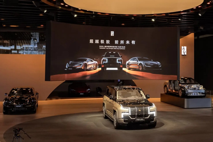 Yangwang U8L sieu sang chi 3,8 ty, 