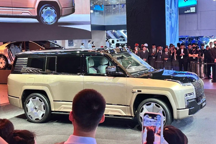 Yangwang U8L sieu sang chi 3,8 ty, 