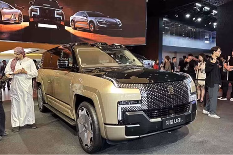 Yangwang U8L sieu sang chi 3,8 ty, 