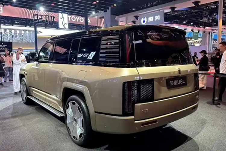 Yangwang U8L sieu sang chi 3,8 ty, 