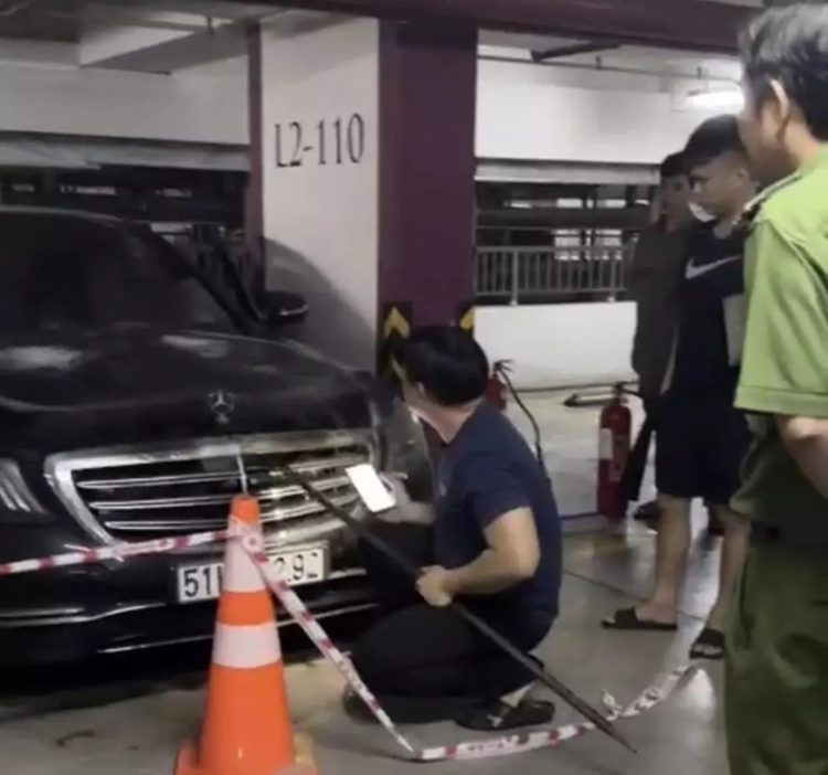 S450L hon 5 ty boc chay, ca si Duy Manh kien Mercedes Viet Nam-Hinh-2