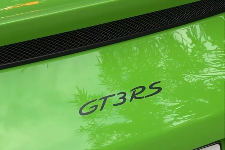Nhưng mới đây, chiếc xe Porsche 911 GT3 RS màu Lizard Green đã bị bắt gặp trên đường, và nhanh chóng gây ấn tượng mạnh với giới mê xe. Ngoài ra, ngoại thất xe cũng được độ thêm rất nhiều chi tiết carbon, mang đến diện mạo sắc sảo hơn cho xe.