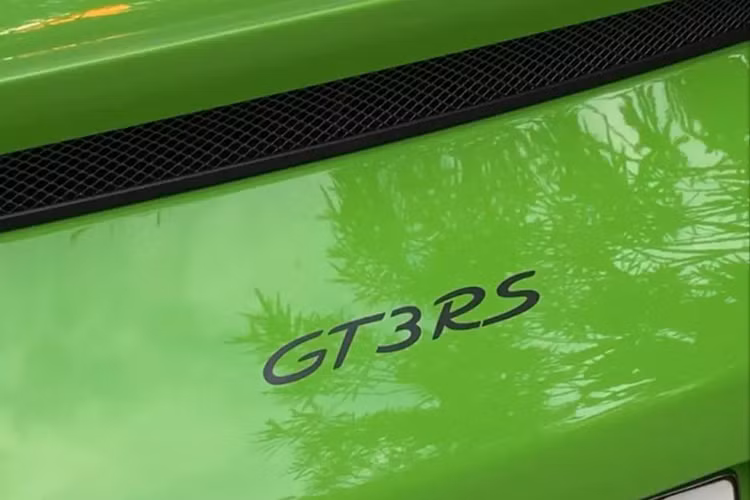 Nhưng mới đây, chiếc xe Porsche 911 GT3 RS màu Lizard Green đã bị bắt gặp trên đường, và nhanh chóng gây ấn tượng mạnh với giới mê xe. Ngoài ra, ngoại thất xe cũng được độ thêm rất nhiều chi tiết carbon, mang đến diện mạo sắc sảo hơn cho xe.