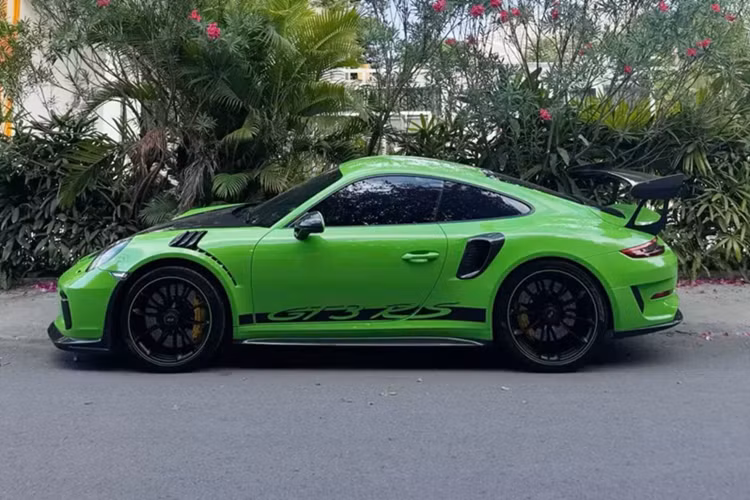 Chủ nhân đã chọn mua chiếc xe Porsche 911 GT3 RS thế hệ 991.2 với nhiều tùy chọn đắt tiền, khiến giá xe tiêu chuẩn chỉ từ 13,95 tỷ đồng đã lên đến hơn 15 tỷ đồng, chưa bao gồm chi phí lăn bánh.