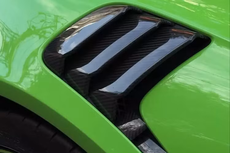 Bên trong siêu xe Porsche 911 GT3 RS có màu Lizard Green, chúng ta cũng thấy màu sắc này xuất hiện bên trong khoang lái của xe ở mặt lưng ghế ngồi, tay nắm cửa bằng nylong, dây đai an toàn cùng một số điểm nhấn khác như chỉ may vô lăng, bảng táp-lô, ghế và 2 sọc màu xanh Lizard Green ở cần số của xe.