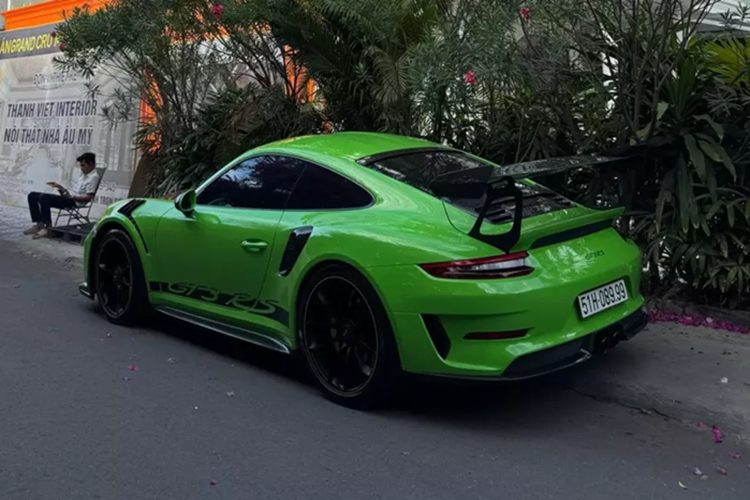 Cụ thể, xe sở hữu khối động cơ xăng 6 xi-lanh thẳng hàng, hút khí tự nhiên, dung tích 4.0 lít, tạo ra công suất tối đa 520 mã lực.