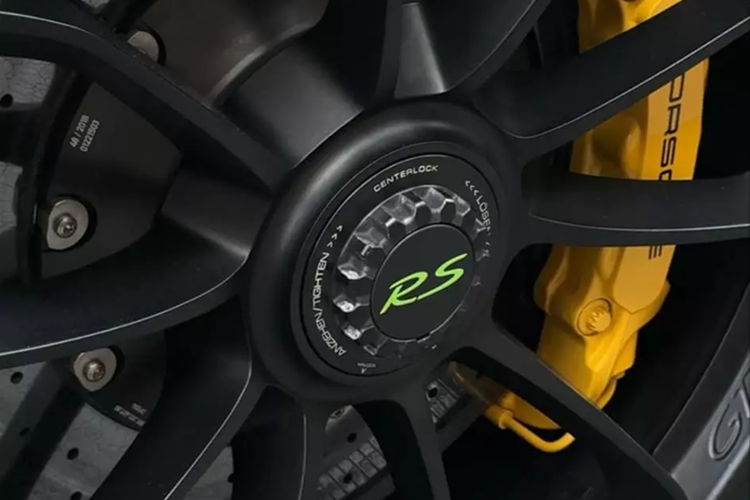 Vì thuộc biến thể 991.2, siêu xe Porsche 911GT3 RS này có động cơ đã được "thông nòng" tăng thêm 20 mã lực ở công suất.