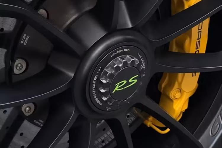 Vì thuộc biến thể 991.2, siêu xe Porsche 911GT3 RS này có động cơ đã được "thông nòng" tăng thêm 20 mã lực ở công suất.