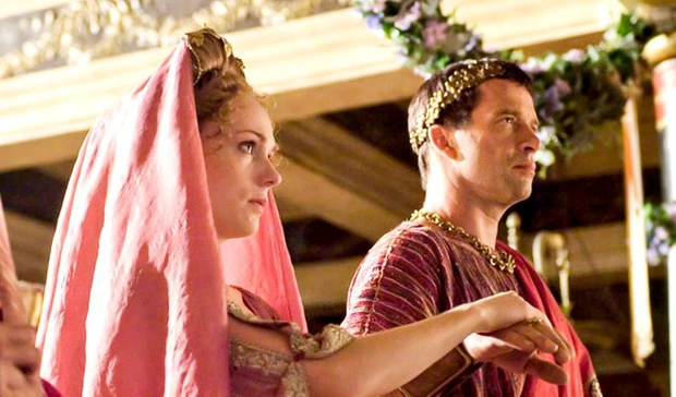 8. Phải “bắt cóc” cô dâu để kết hôn: Hầu hết các đám cưới của người La Mã đều được tổ chức vào tháng 6 để tôn vinh nữ thần sinh nở và hôn nhân Juno trong thần thoại. Theo truyền thống là chú rể phải giả vờ cướp cô dâu ra khỏi vòng tay của mẹ cô ấy để các vị thần hộ mệnh của gia đình tin rằng cô dâu không tự ý rời bỏ họ. 9. Việc nôn mửa tại bữa tiệc là điều hoàn toàn bình thường: Tầng lớp thượng lưu dưới thời La Mã có một cuộc sống rất sung túc. Công việc của họ chủ yếu là tổ chức hoặc tham dự các bữa tiệc từ ngày này qua ngày khác. Chính vì việc phải liên tục nạp vào người một lượng thức ăn lớn như vậy, người La Mã thường chọn giải pháp nôn mửa ngay trong bữa tiệc để giải phóng dạ dày và tiếp tục thưởng thức các sơn hào hải vị. 10. Lông mày rậm là một đặc điểm rất được phụ nữ coi trọng: Được biết, hàng lông màu rậm được coi là một đặc điểm đáng mơ ước của chị em phụ nữ vì nó được cho là chỉ những phụ nữ thông minh và quyến rũ nhất mới sở hữu nó. Đối với những người không có lông mày rậm, họ sẽ dùng sơn đen để khiến lông mày trông rậm và đen hơn.