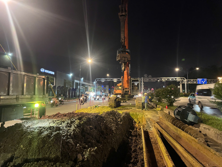 Các đơn vị thi công tuyến metro số 2 làm việc thận trọng trước hệ thống hạ tầng kỹ thuật ngầm chằng chịt.