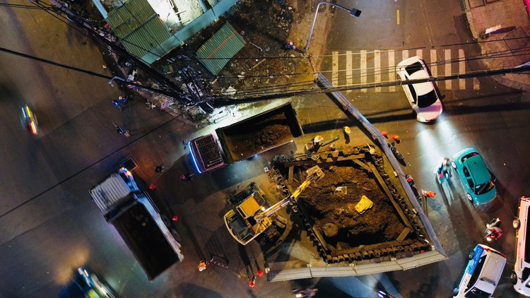 Máy móc và công nhân thi công di dời hạ tầng tại ga S3, vòng xoay Dân Chủ, tuyến metro số 2 TP HCM.