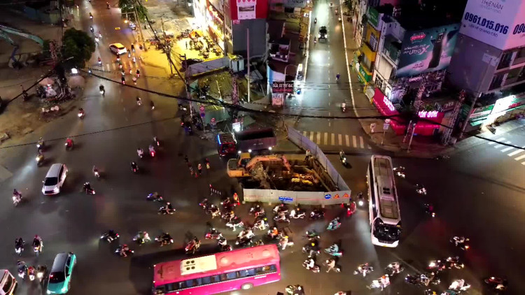 Dự án metro số 2 đoạn trước trụ sở Công an quận 3 cũ được thi công vào ban đêm nhằm hạn chế ảnh hưởng giao thông.