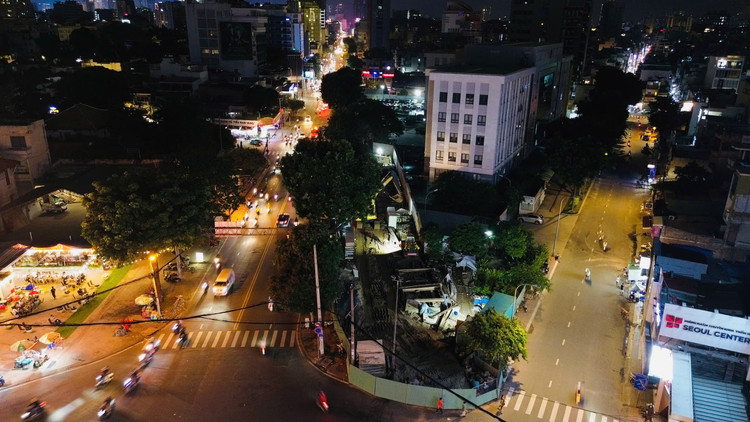 Góc nhìn từ trên cao các vị trí nhà ga dọc tuyến metro số 2, nơi các đơn vị thi công đang tăng tốc để kịp tiến độ khởi công dự án trong năm nay.