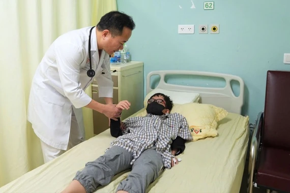 Trẻ 8 tuổi bị đột quỵ, bác sĩ cảnh báo dấu hiệu không nên bỏ qua