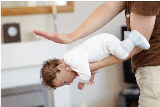 Cứu bé 15 tháng tuổi khỏi hóc dị vật bằng thủ thuật Heimlich
