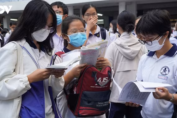 Vì sao cuộc đua vào lớp 10 vẫn căng thẳng hơn cả thi đại học?