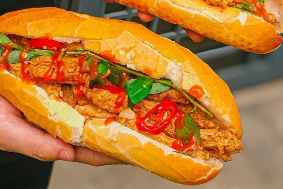 Hàng chục người nhập viện sau khi ăn bánh mì tại TP HCM