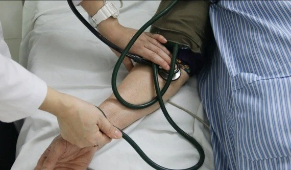 Thói quen đi ngủ đều đặn hỗ trợ kiểm soát huyết áp tự nhiên