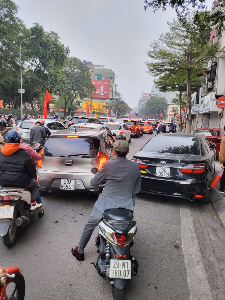 Ha Noi: Nguoi dan tap nap di chua va cac khu di tich, duong pho un tac-Hinh-3