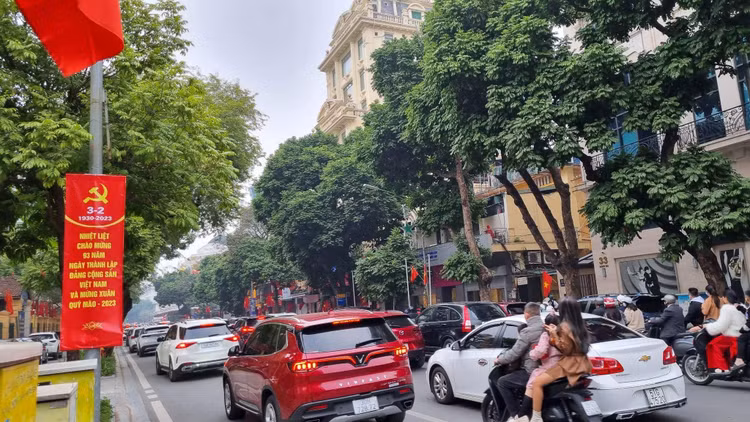 Ha Noi: Nguoi dan tap nap di chua va cac khu di tich, duong pho un tac