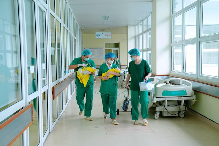 Hai bé gái được chuyển về chăm sóc tại Bệnh viện Phụ sản Trung ương.