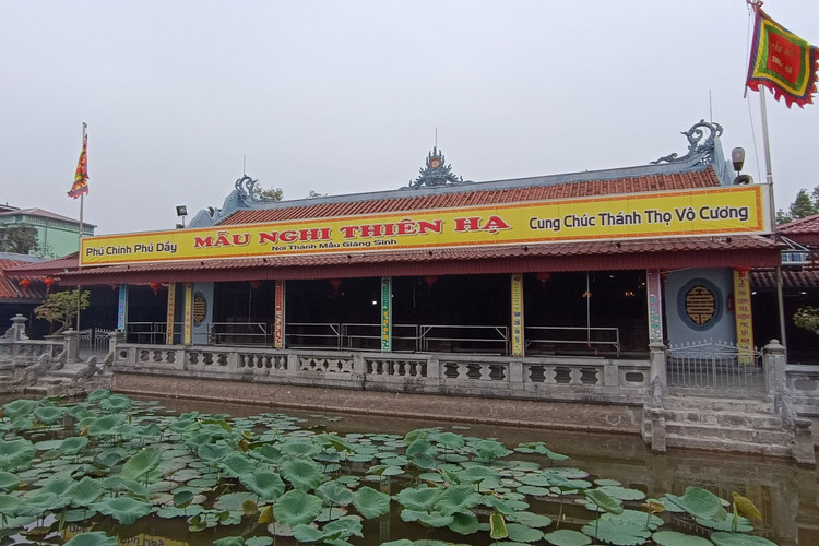 Phủ Tiên Hương tại thôn Tiên Hương, xã Kim Thái, Vụ Bản, Nam Định treo biển Phủ chính Phủ Dầy. (Ảnh chụp ngày 5/12/2023)