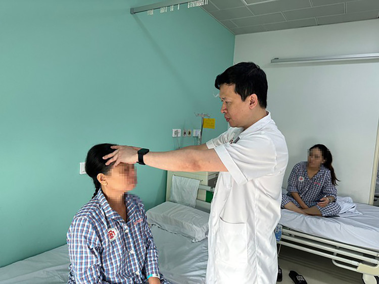 Bác sĩ thăm khám cho bệnh nhân sau phẫu thuật.