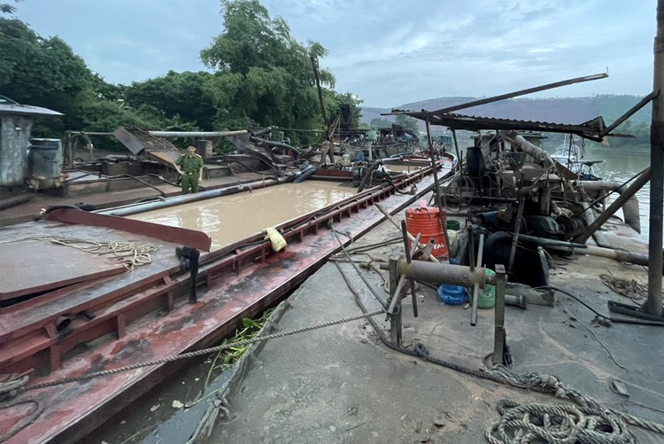 Khai thác cát trái phép, một cá nhân bị xử phạt 175 triệu đồng. (Ảnh minh họa)