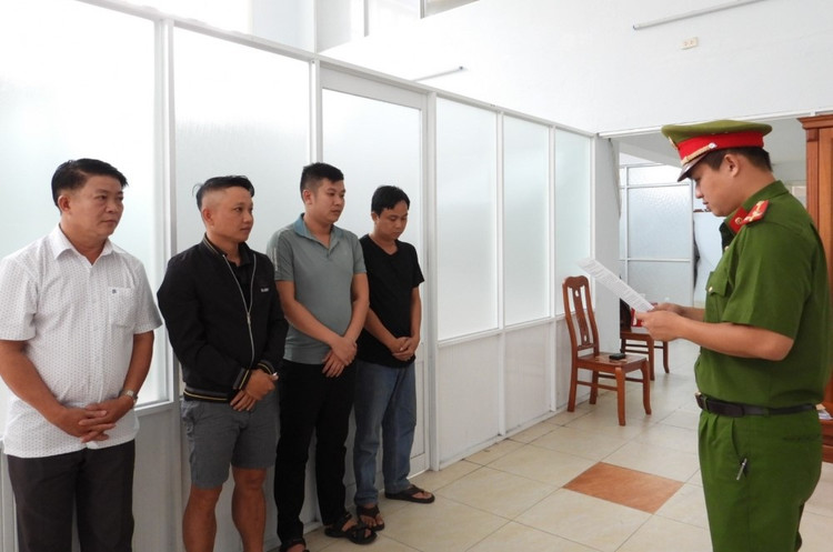 Công an TP Đà Nẵng đọc lệnh bắt giam các đối tượng trong đường dấy cá độ bóng đá.