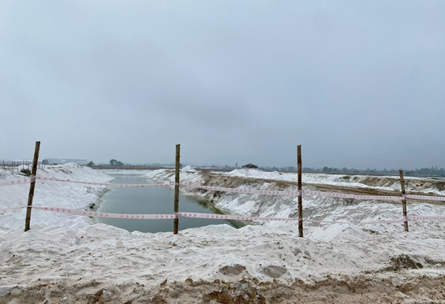 Mỏ cát trắng của Công ty Kỹ nghệ khoáng sản Quảng Nam khai thác vượt công suất.