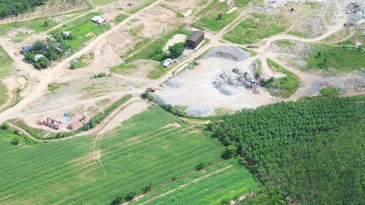 Phương tiện không cân đầu vào tại mỏ đá.