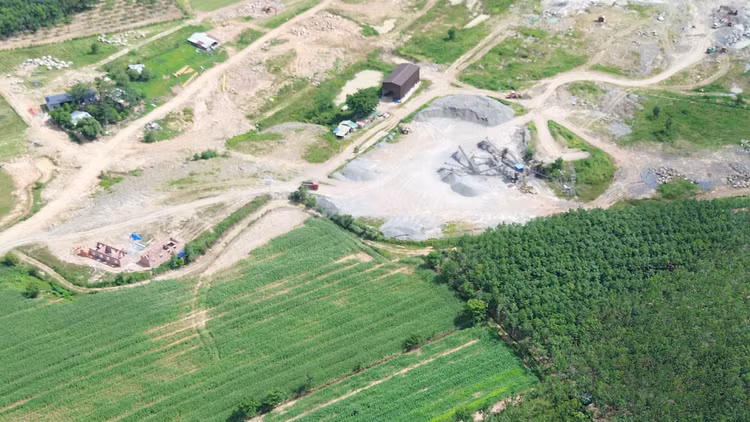 Phương tiện không cân đầu vào tại mỏ đá.