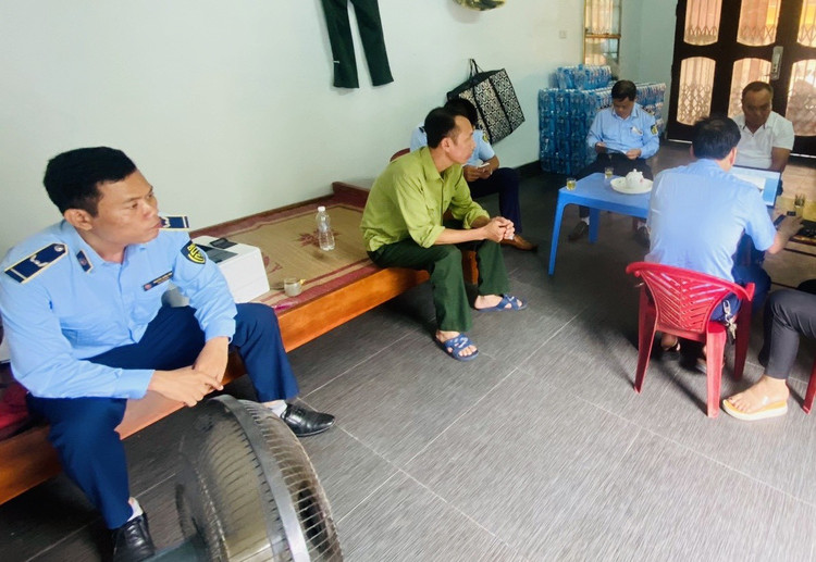 Đoàn kiểm tra của Đội QLTT số 2 làm việc trực tiếp với doanh nghiệp. Ảnh Cục QLTT tỉnh Thái Bình)