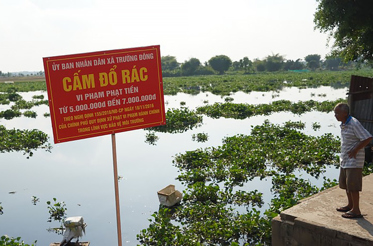 Người dân ven sông Vàm Cỏ Đông phản ánh nước sông đen kịt, có mùi hôi lạ. (Ảnh VT)
