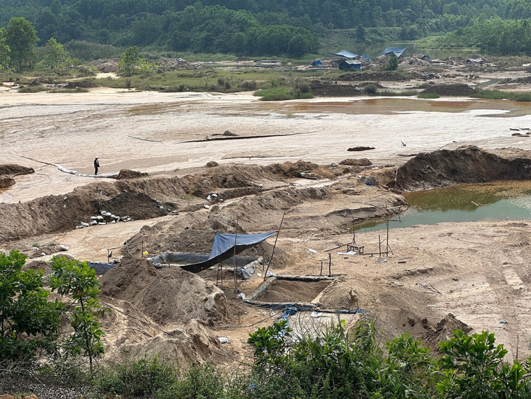 Khai thác vàng tại khu vực Bồng Miêu. Ảnh: Báo Nông Nghiệp Việt Nam