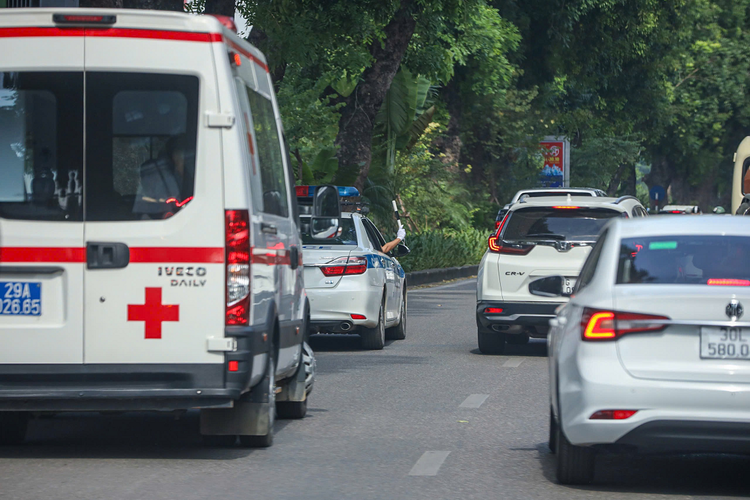 Xe CSGT dẫn đoàn xe y tế vận chuyển trái tim trên phố Hà Nội