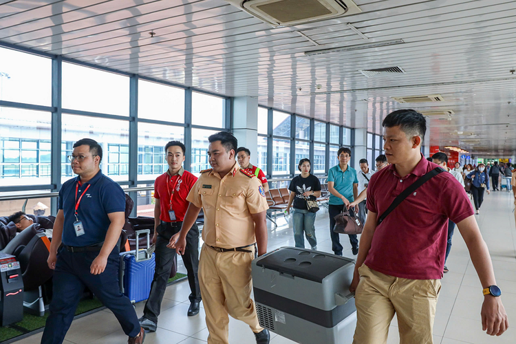 Trái tim được vận chuyển an toàn ra sân bay Nội Bài