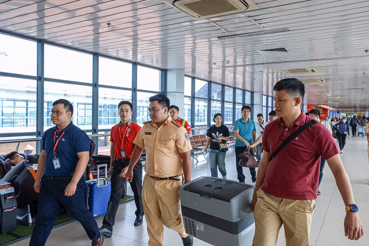 Trái tim được vận chuyển an toàn ra sân bay Nội Bài