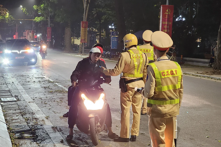 Xử lý 2.457 trường hợp vi phạm nồng độ cồn trong ngày đầu kỳ nghỉ Tết.
