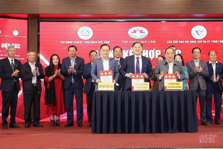 Chủ tịch Liên hiệp Hội Việt Nam Phan Xuân Dũng; Chủ tịch Hội Nông nghiệp tuần hoàn Việt Nam Nguyễn Hồng Lam; Tổng Giám đốc Công ty Cổ phần Tập đoàn Quế Lâm Nguyễn Thanh Vĩnh ký kết Chương trình hợp tác giai đoạn 2025 - 2030.